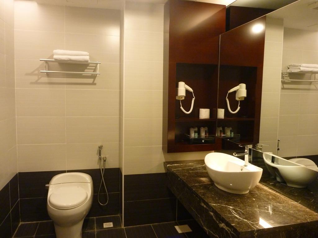 Pariss Hotel Johor Bahru Exterior photo